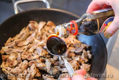 Куриные желудки с карамелизированым луком