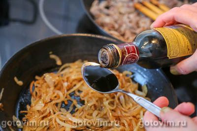 Куриные желудки с карамелизированым луком