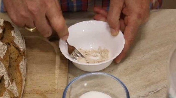 Квас из чёрного хлеба в домашних условиях с дрожжами Квас из чёрного хлеба в домашних условиях с дрожжами