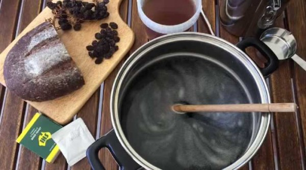 Квас из чёрного хлеба в домашних условиях с дрожжами Квас из чёрного хлеба в домашних условиях с дрожжами