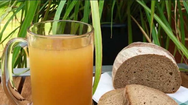 Квас из чёрного хлеба в домашних условиях с дрожжами Квас из чёрного хлеба в домашних условиях с дрожжами