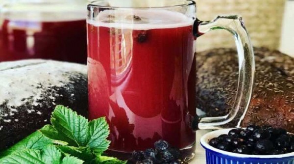 Квас из чёрного хлеба в домашних условиях с дрожжами Квас из чёрного хлеба в домашних условиях с дрожжами