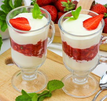 Нежнейший десерт из клубники со сливками за 5 МИНУТ (Готовлю каждое лето!) Нежнейший десерт из клубники со сливками за 5 МИНУТ (Готовлю каждое лето!)