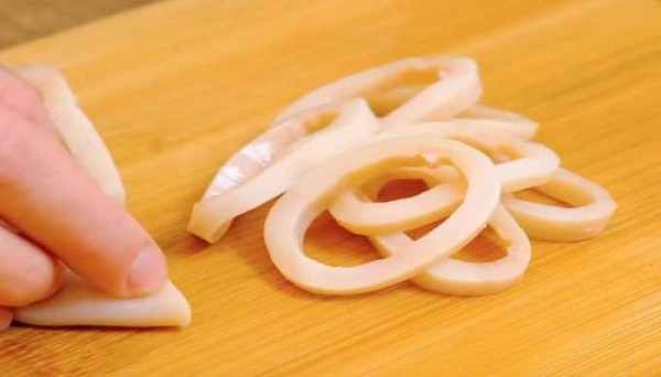 Очень вкусный салат с креветками и кальмарами, самые простые рецепты к празднику Очень вкусный салат с креветками и кальмарами, самые простые рецепты к празднику