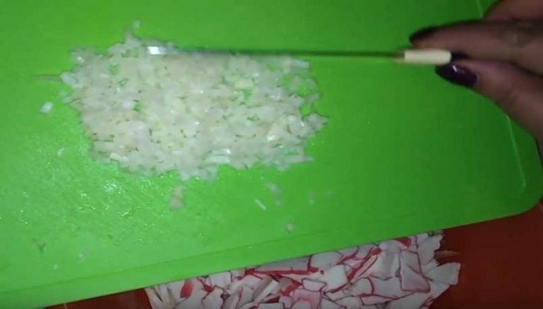 Очень вкусный салат с креветками и кальмарами, самые простые рецепты к празднику Очень вкусный салат с креветками и кальмарами, самые простые рецепты к празднику