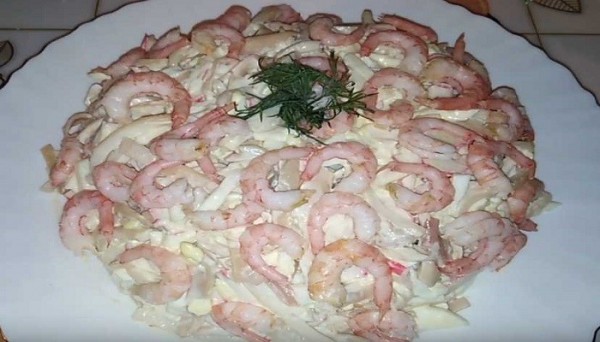 Очень вкусный салат с креветками и кальмарами, самые простые рецепты к празднику Очень вкусный салат с креветками и кальмарами, самые простые рецепты к празднику