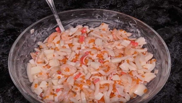 Очень вкусный салат с креветками и кальмарами, самые простые рецепты к празднику Очень вкусный салат с креветками и кальмарами, самые простые рецепты к празднику