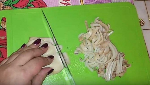 Очень вкусный салат с креветками и кальмарами, самые простые рецепты к празднику Очень вкусный салат с креветками и кальмарами, самые простые рецепты к празднику