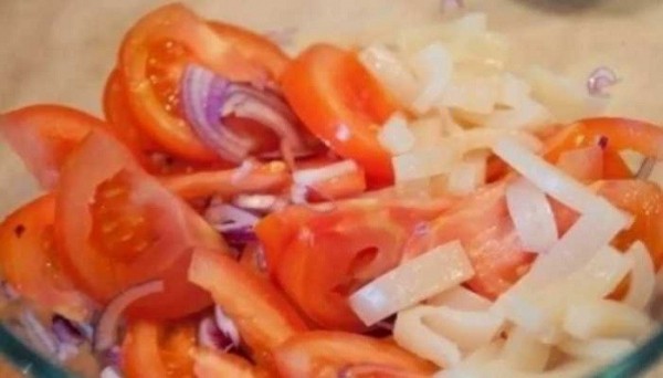 Очень вкусный салат с креветками и кальмарами, самые простые рецепты к празднику Очень вкусный салат с креветками и кальмарами, самые простые рецепты к празднику