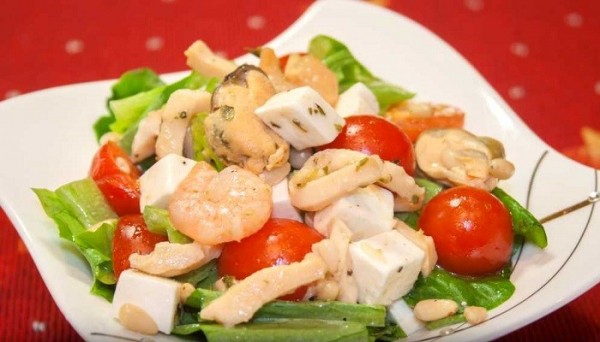 Очень вкусный салат с креветками и кальмарами, самые простые рецепты к празднику Очень вкусный салат с креветками и кальмарами, самые простые рецепты к празднику
