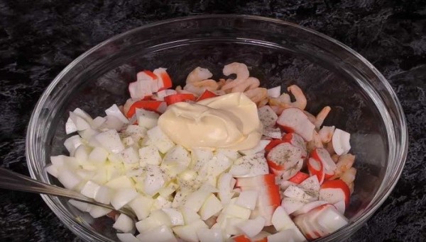 Очень вкусный салат с креветками и кальмарами, самые простые рецепты к празднику Очень вкусный салат с креветками и кальмарами, самые простые рецепты к празднику