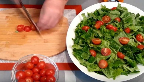 Очень вкусный салат с креветками и кальмарами, самые простые рецепты к празднику Очень вкусный салат с креветками и кальмарами, самые простые рецепты к празднику