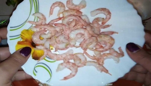 Очень вкусный салат с креветками и кальмарами, самые простые рецепты к празднику Очень вкусный салат с креветками и кальмарами, самые простые рецепты к празднику