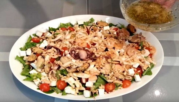 Очень вкусный салат с креветками и кальмарами, самые простые рецепты к празднику Очень вкусный салат с креветками и кальмарами, самые простые рецепты к празднику