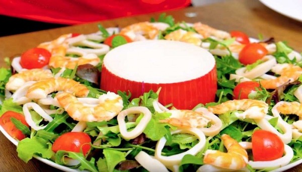 Очень вкусный салат с креветками и кальмарами, самые простые рецепты к празднику Очень вкусный салат с креветками и кальмарами, самые простые рецепты к празднику