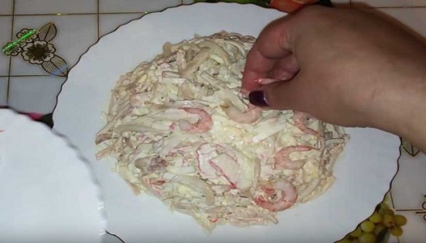 Очень вкусный салат с креветками и кальмарами, самые простые рецепты к празднику Очень вкусный салат с креветками и кальмарами, самые простые рецепты к празднику