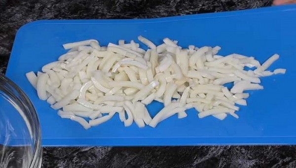 Очень вкусный салат с креветками и кальмарами, самые простые рецепты к празднику Очень вкусный салат с креветками и кальмарами, самые простые рецепты к празднику