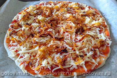 Пицца с грибами и карамелизированным луком