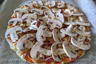 Пицца с грибами и карамелизированным луком