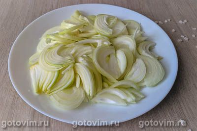 Пицца с грибами и карамелизированным луком