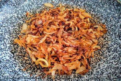 Пицца с грибами и карамелизированным луком