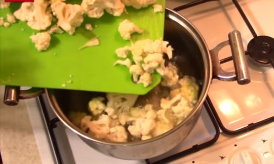 Салат из цветной капусты с помидорами и сыром &mdash; рецепты простые и вкусные с фотографиями