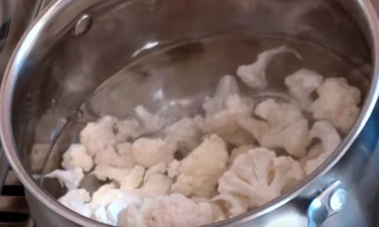 Салат из цветной капусты с помидорами и сыром &mdash; рецепты простые и вкусные с фотографиями