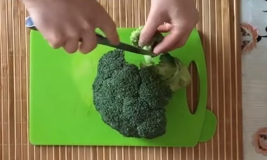 Салат из цветной капусты с помидорами и сыром &mdash; рецепты простые и вкусные с фотографиями