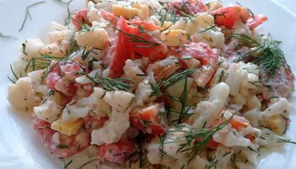 Салат из цветной капусты с помидорами и сыром &mdash; рецепты простые и вкусные с фотографиями