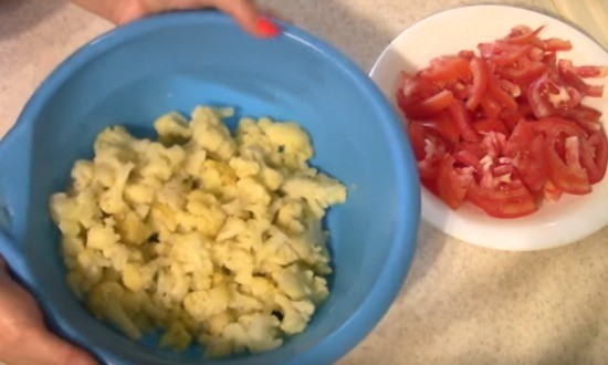 Салат из цветной капусты с помидорами и сыром &mdash; рецепты простые и вкусные с фотографиями