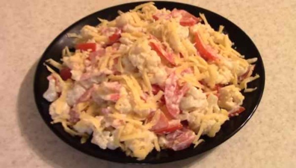 Салат из цветной капусты с помидорами и сыром &mdash; рецепты простые и вкусные с фотографиями