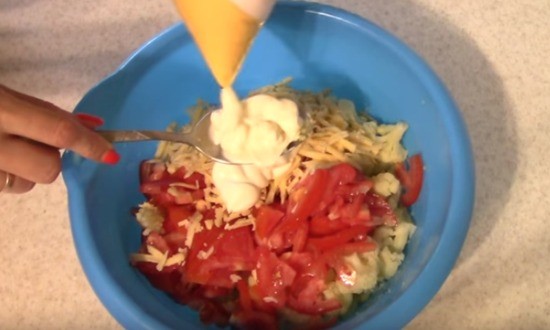 Салат из цветной капусты с помидорами и сыром &mdash; рецепты простые и вкусные с фотографиями