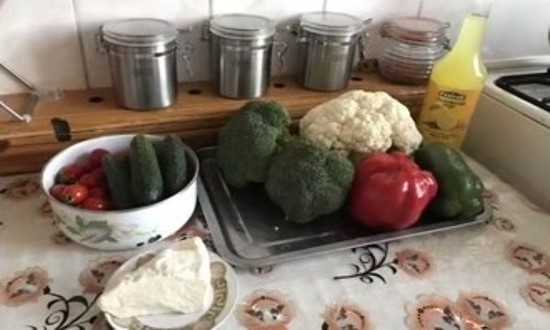 Салат из цветной капусты с помидорами и сыром &mdash; рецепты простые и вкусные с фотографиями