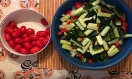 Салат из цветной капусты с помидорами и сыром &mdash; рецепты простые и вкусные с фотографиями