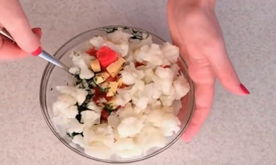 Салат из цветной капусты с помидорами и сыром &mdash; рецепты простые и вкусные с фотографиями