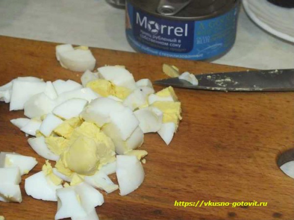 Салат из консервированного тунца с яйцом и авокадо &mdash; очень вкусный классический рецепт