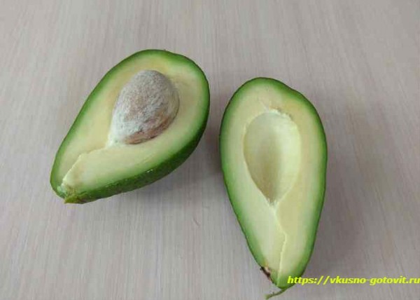 Салат из консервированного тунца с яйцом и авокадо &mdash; очень вкусный классический рецепт