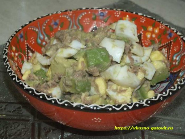 Салат из консервированного тунца с яйцом и авокадо &mdash; очень вкусный классический рецепт