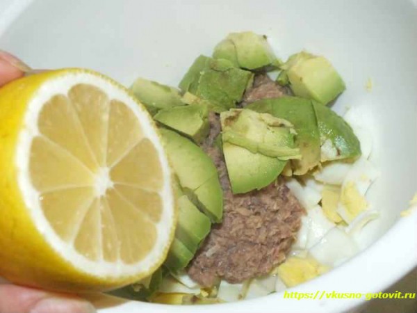 Салат из консервированного тунца с яйцом и авокадо &mdash; очень вкусный классический рецепт