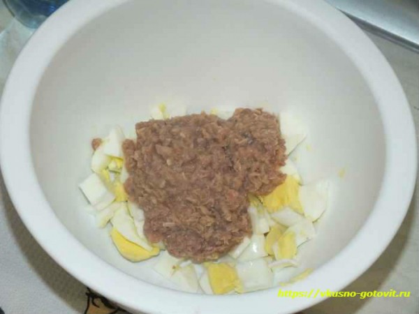 Салат из консервированного тунца с яйцом и авокадо &mdash; очень вкусный классический рецепт
