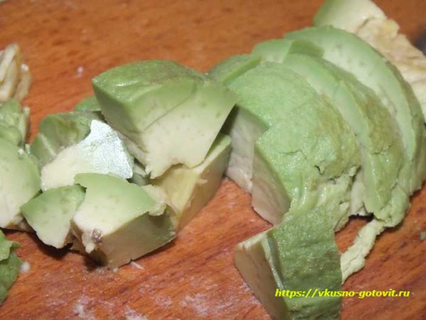 Салат из консервированного тунца с яйцом и авокадо &mdash; очень вкусный классический рецепт