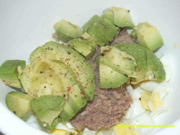 Салат из консервированного тунца с яйцом и авокадо &mdash; очень вкусный классический рецепт