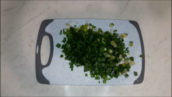 Салат из редиски и перепелиных яиц