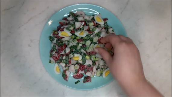 Салат из редиски и перепелиных яиц