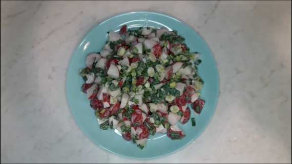 Салат из редиски и перепелиных яиц