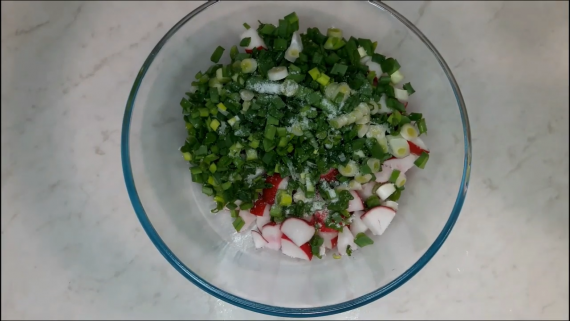 Салат из редиски и перепелиных яиц