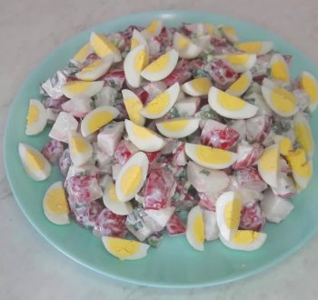 Салат из редиски и перепелиных яиц