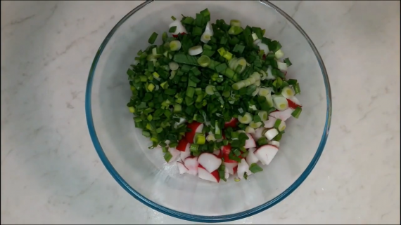 Салат из редиски и перепелиных яиц