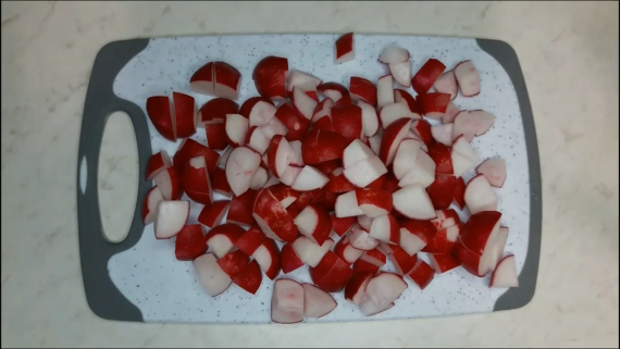 Салат из редиски и перепелиных яиц