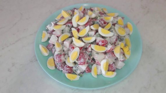Салат из редиски и перепелиных яиц